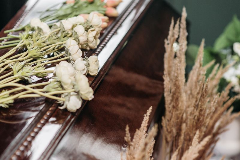 Gerbe funéraire Paix Blanche — fleurs de condoléances interflora