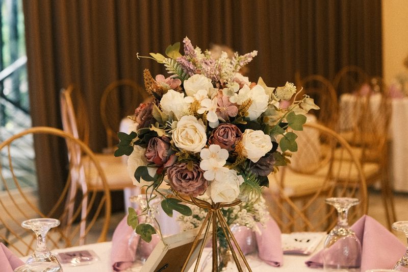 Fleuriste Interflora préparant un bouquet pour la livraison