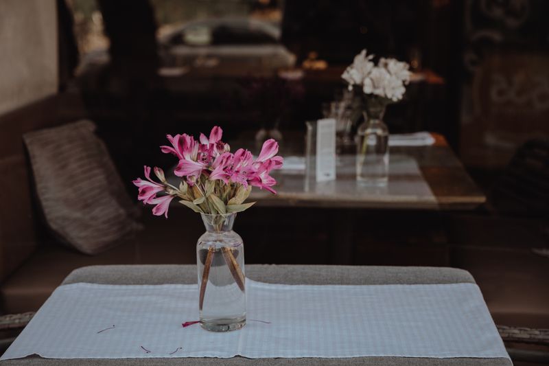 Arrangement floral moderne dans un vase en verre