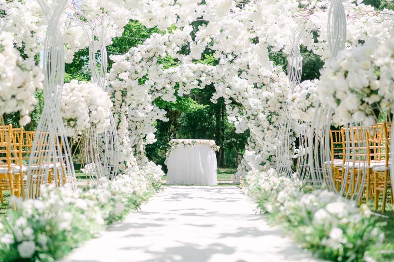 Arche florale Luxe Éternel pour cérémonie de mariage